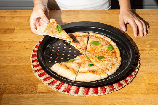 Easy-grip metal pizza pan - GLIDE