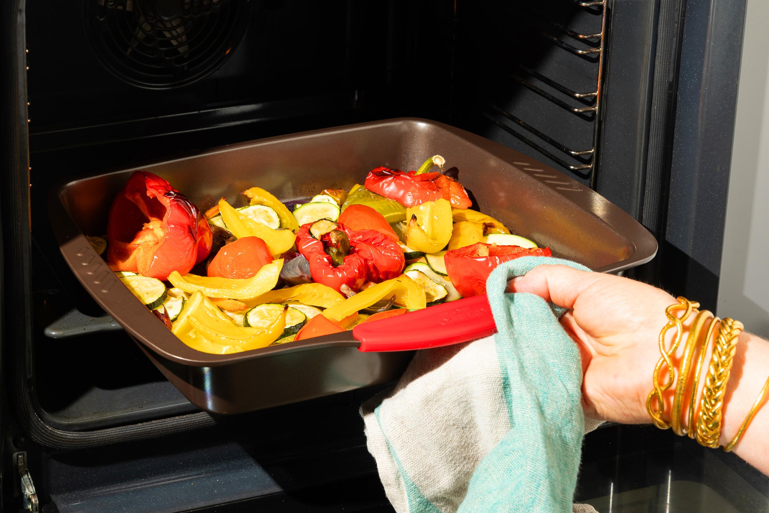 Rectangular metal baking dish with easy grip - asimetriA - Pyrex