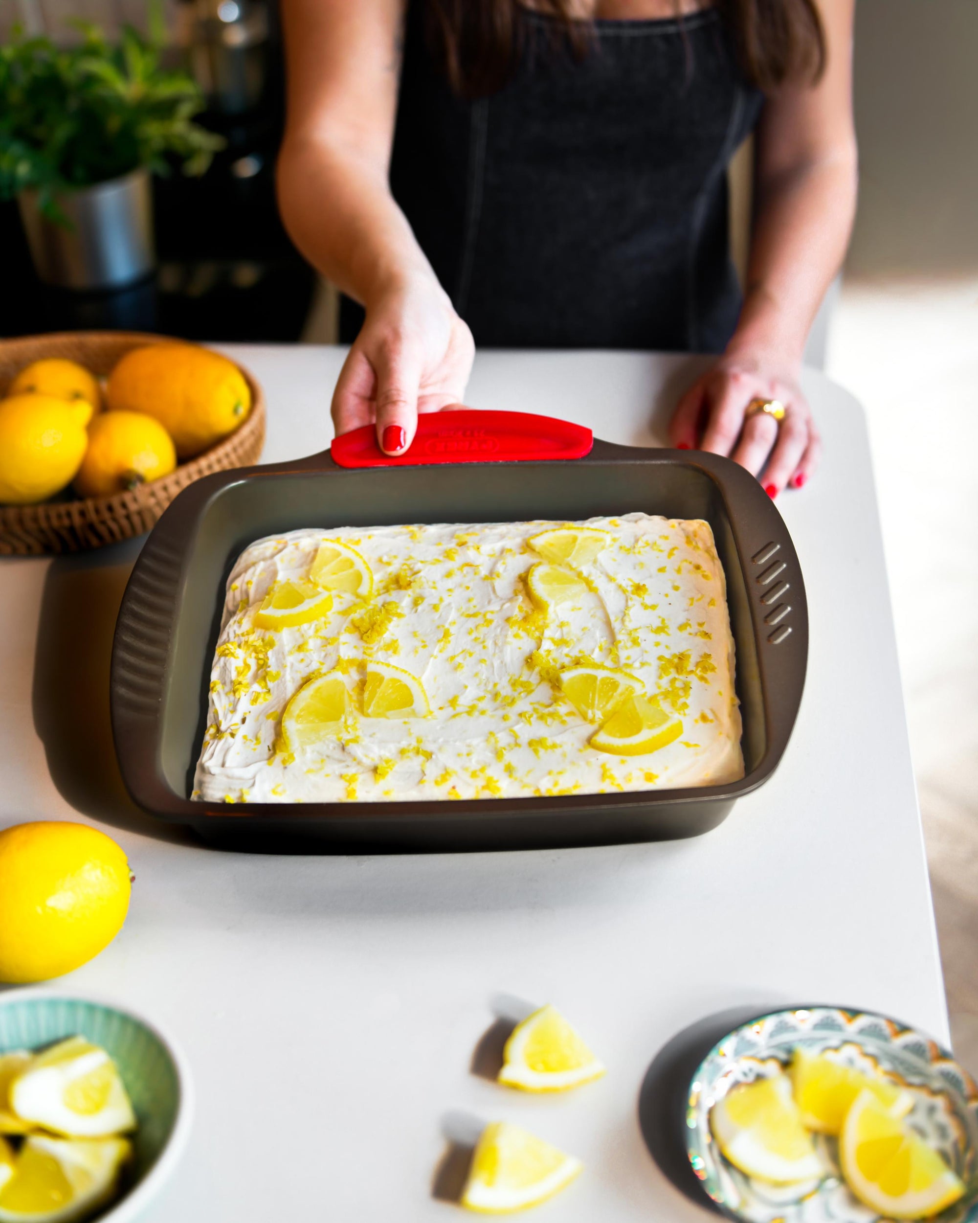 Fuente de metal para horno rectangular de fácil agarre - asimetriA