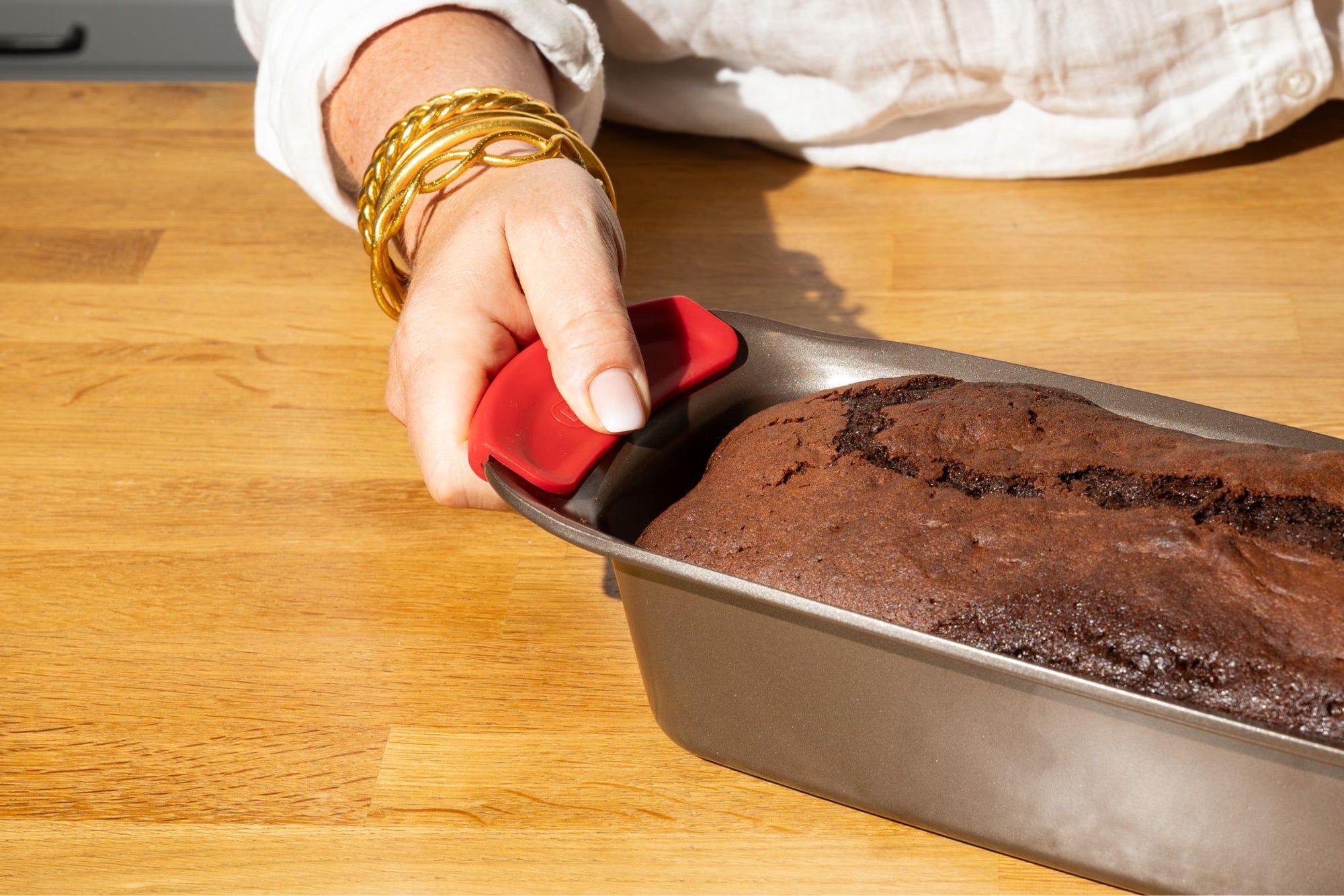 asimetriA - Cakeform aus Metall mit griffigem Griff