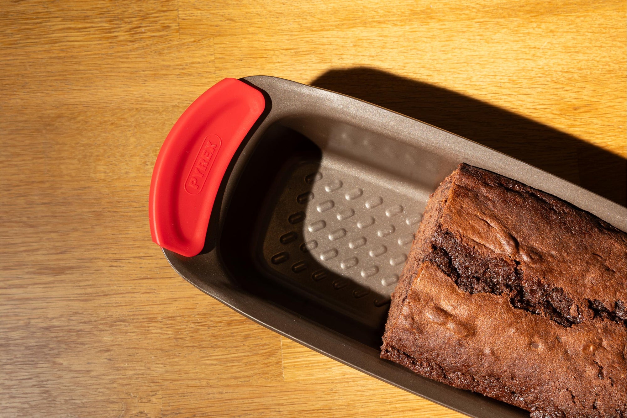 asimetriA - Cakeform aus Metall mit griffigem Griff