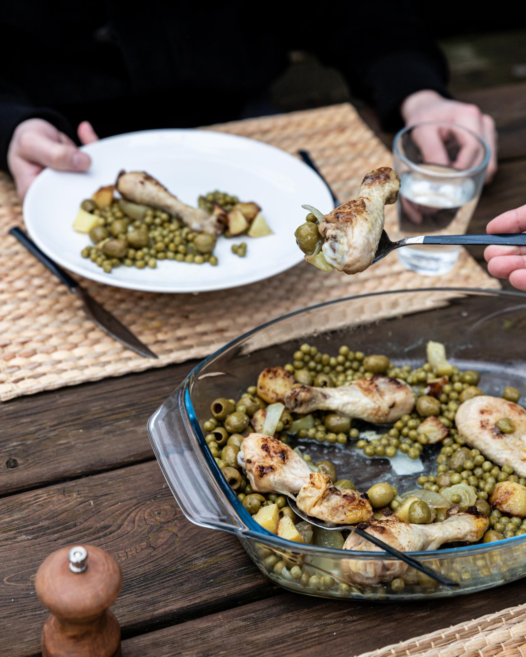 Ovale Auflaufform aus Glas mit breiten Griffen