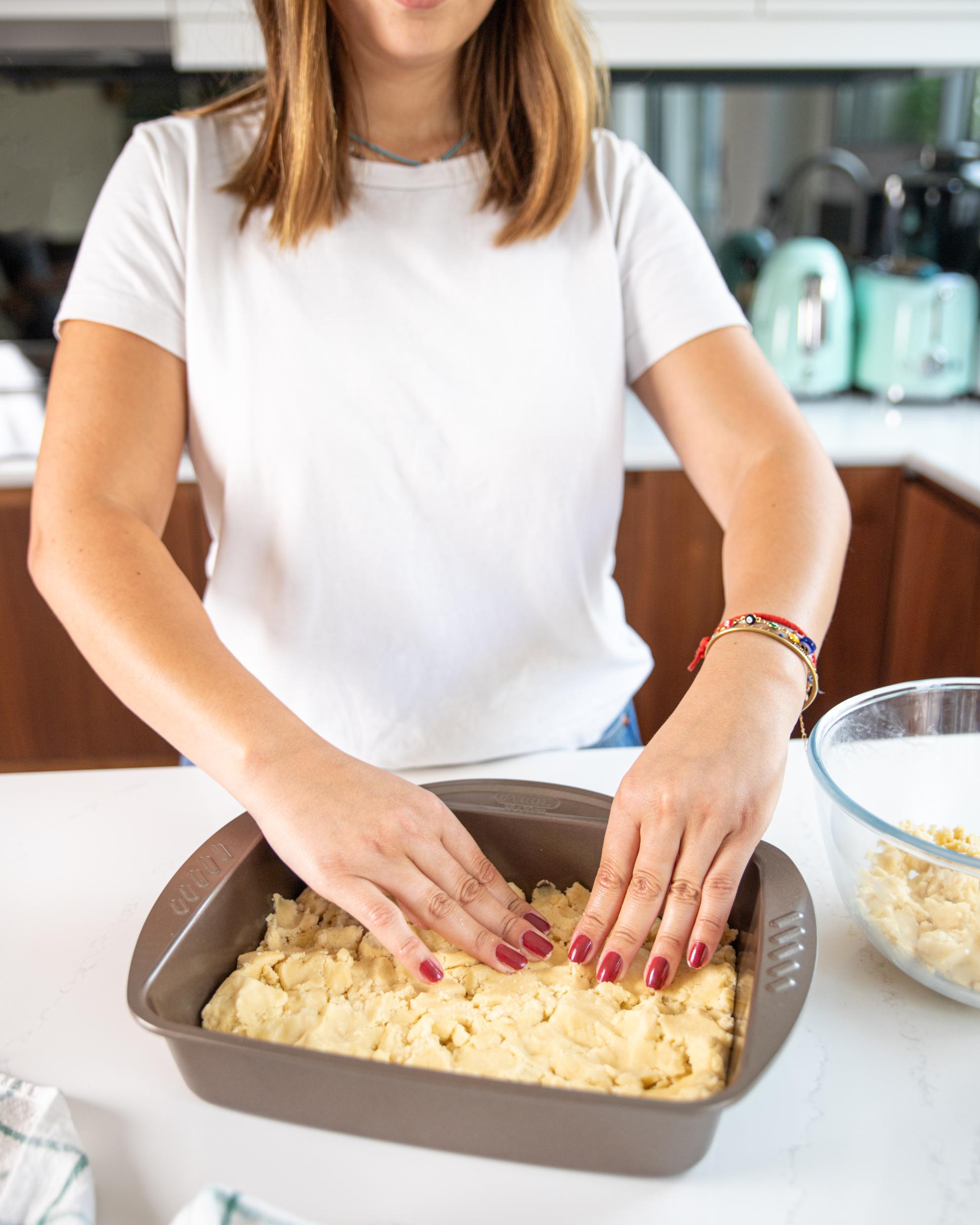 Rectangular metal baking dish with easy grip - asimetriA
