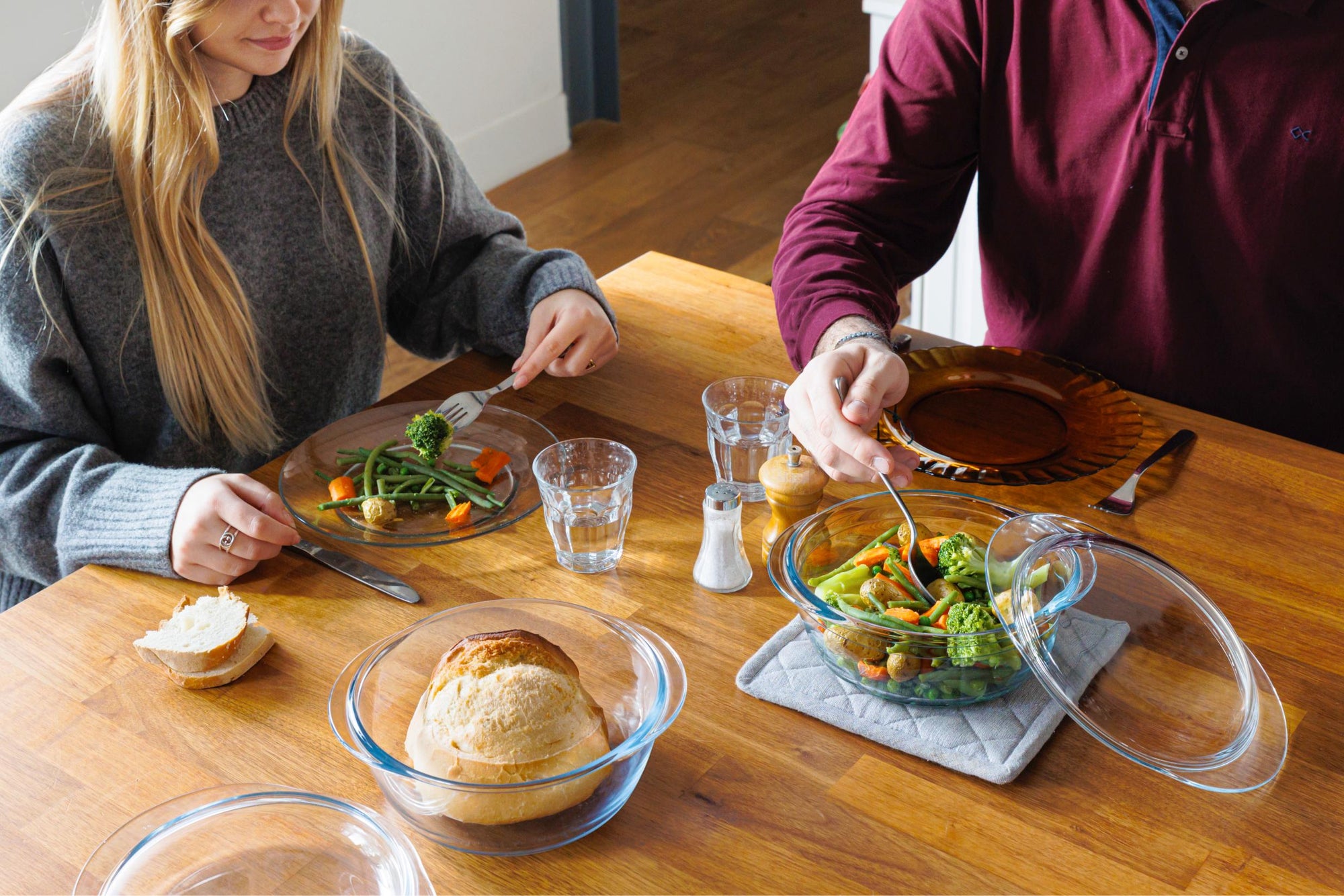 Set of 2 round glass casseroles