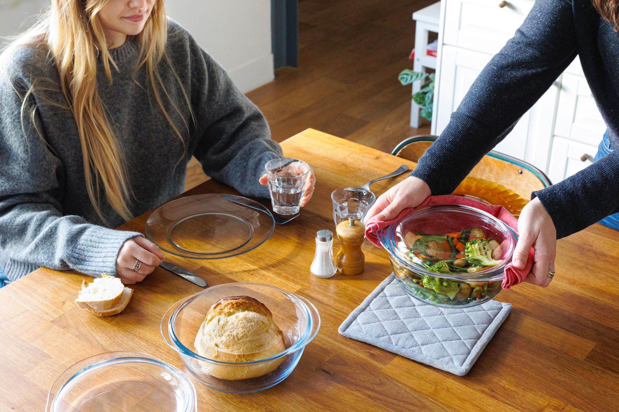 Set of 2 round glass casseroles