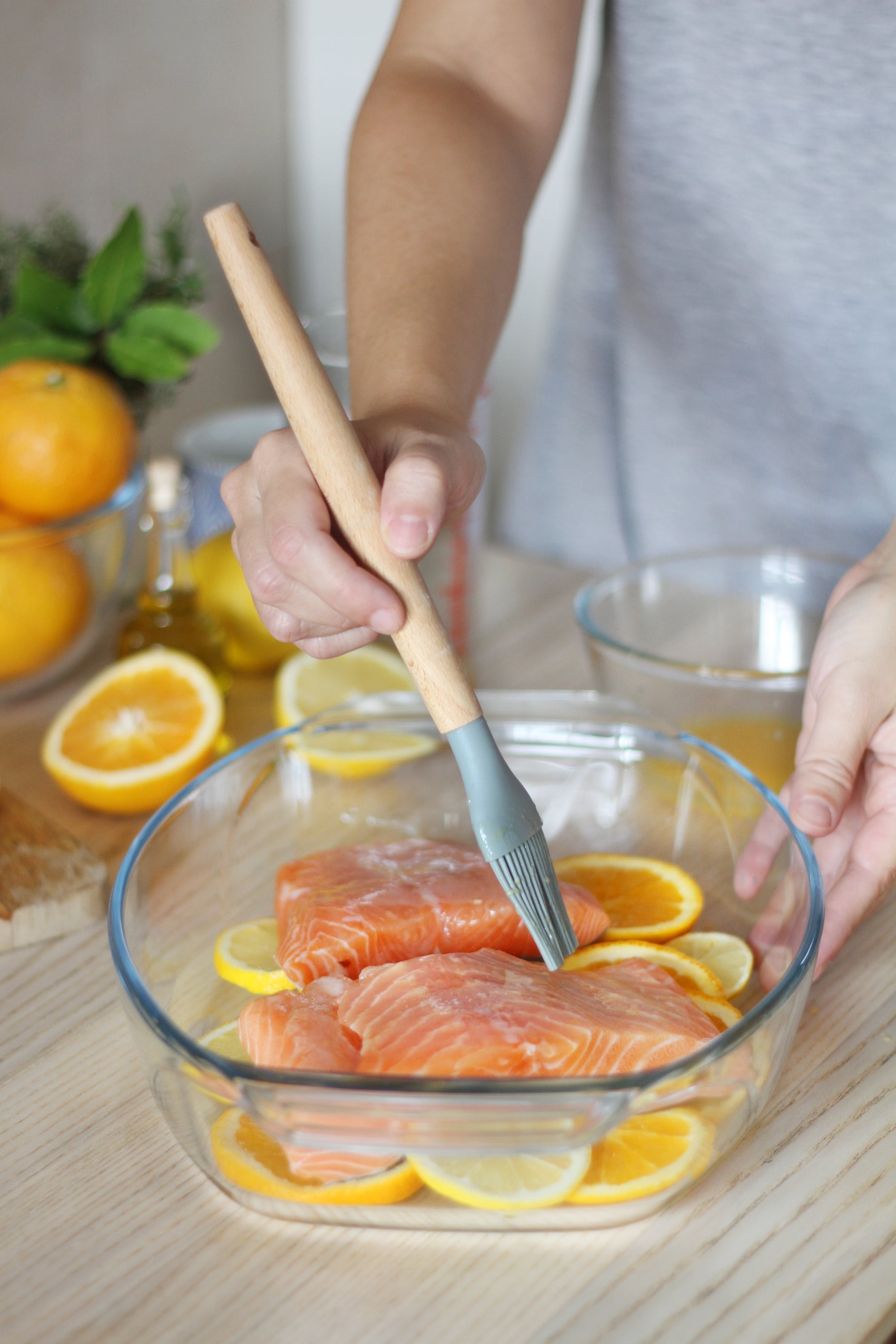 Ovale Auflaufform aus Glas mit breiten Griffen